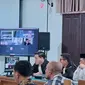 Bupati Kepulauan Meranti non aktif Muhammad Adil mendengarkan keterangan saksi dalam persidangan pembuktian kasus korupsi yang dilakukannya. (Liputan6.com/M Syukur)