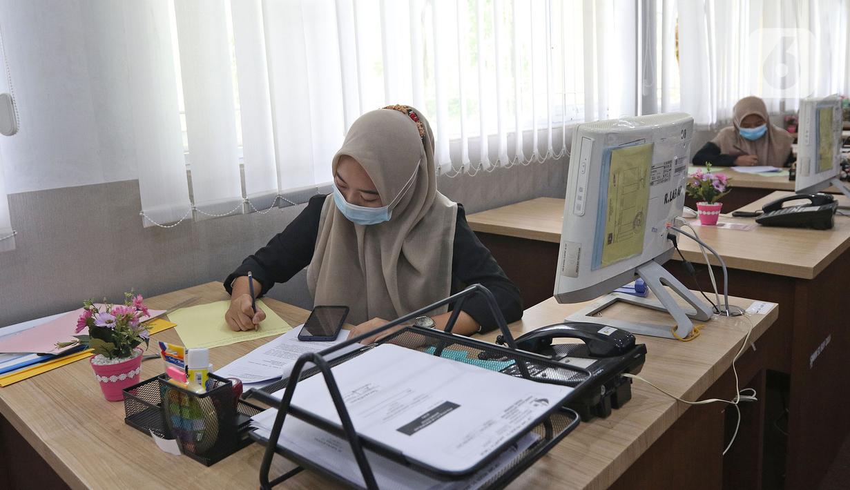 Sejumlah murid sedang Uji Sertifikasi Kompetensi (USK) di SMKN 51, Jakarta, Rabu (7/4/2021). SMKN 51 melakukan uji coba masuk sekolah dan Uji Sertifikasi Kompetensi (USK) dengan protokol kesehatan yang ketat. (Liputan6.com/Herman Zakharia)