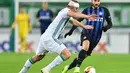 Pemain Inter Milan Mathias Vecino mencoba melewati pemain Rapid Wina pada leg 1, 32 besar Liga Europa yang berlangsung di stadion Allianz, Wina, Jumat (15/2). Inter Milan menang 1-0 atas Rapid Wina. (AFP/Joe Klamar)