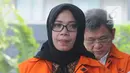Wakil Ketua Komisi VII DPR Eni Maulani Saragih dan Anggota DPRD Sumut Sony Firdaus tiba di gedung KPK, Jakarta, Rabu (10/10). Sony Firdaus diperiksa terkait suap Pengesahan Perubahan APBD 2013, 2014 dan 2015. (Merdeka.com/Dwi Narwoko)