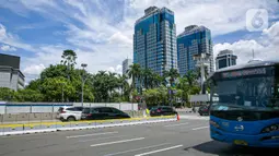 Sejumlah kendaraan melintas disamping proyek pembangunan MRT fase dua di Jalan MH Thamrin, Jakarta, Senin (22/3/2021). Rekayasa lalu lintas tersebut bertujuan untuk kelancaran pengerjaan proyek dan keselamatan serta keamanan bagi pengguna jalan di lokasi tersebut. (Liputan6.com/Faizal Fanani)