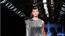 Model mengenakan busana karya Danjyo Hiyojo dalam ajang Men Fashion Week 2015 di Plaza Indonesia, Jakarta, Sabtu (19/9/2015). Para model menggunakan lensa mata yang membuat mereka terlihat unik. (Liputan6.com/Angga Yuniar)