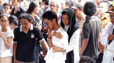Istri Djaduk Ferianto tak kuasa menahan duka selama proses pemakaman.