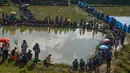 Para peserta pria mengikuti kompetisi memancing di sebuah kolam dekat desa Weilei di Negara Bagian Meghalaya, timur laut India, Sabtu (21/9/2019). Ratusan peserta berpartisipasi dalam kompetisi yang memperebutkan sejumlah hadia tersebut. (DIPTENDU DUTTA / AFP)