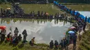 Para peserta pria mengikuti kompetisi memancing di sebuah kolam dekat desa Weilei di Negara Bagian Meghalaya, timur laut India, Sabtu (21/9/2019). Ratusan peserta berpartisipasi dalam kompetisi yang memperebutkan sejumlah hadia tersebut. (DIPTENDU DUTTA / AFP)