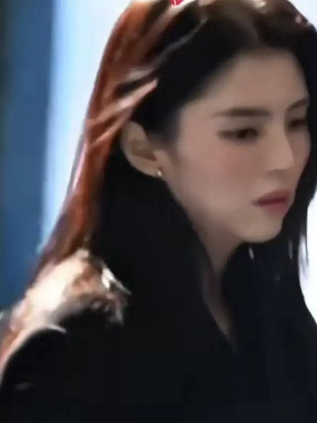 Han So Hee hadir di rumah duka Kim Sae Ron. [@kimsaeron_ofc]