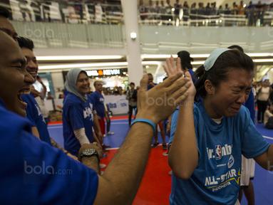 Seorang pebasket putri menangis saat lolos dari National Training Camp Junior NBA di Pluit Village, Jakarta, Minggu (10/9/2017). Sebanyak 16 pebasket terbaik akan diberangkatkan ke China untuk nonton langsung laga NBA. (Bola.com/Vitalis Yogi Trisna)