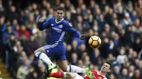 Aksi gelandang Chelsea, Eden Hazard, sebelum mencetak gol ke gawang Arsenal dalam laga Premier League 2016-2017 di Stamford Bridge, Sabtu (4/2/2017). (AFP/Adrian Dennis)