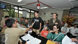 Sejumlah warga melakukan pendaftaran perekaman KTP elektronik (e-KTP) di Kelurahan Srengseng Sawah, Jakarta, Senin (29/8). Dukcapil Kemendagri memberikan tenggat waktu akhir perekaman data e-KTP hingga 30 September 2016. (Liputan6.com/Yoppy Renato)