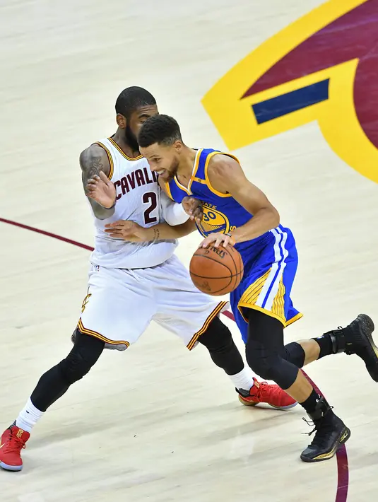 Pemain Warriors, Stephen Curry (30) berusaha membawa bola melewati pemain Cavaliers, Kyrie Irving pada gim keempat Final NBA 2017 di Quicken Loans Arena, Ohio (9/6). Cavaliers menghajar Golden State Warriors 137-116. (Jason Miller/Getty Images/AFP)