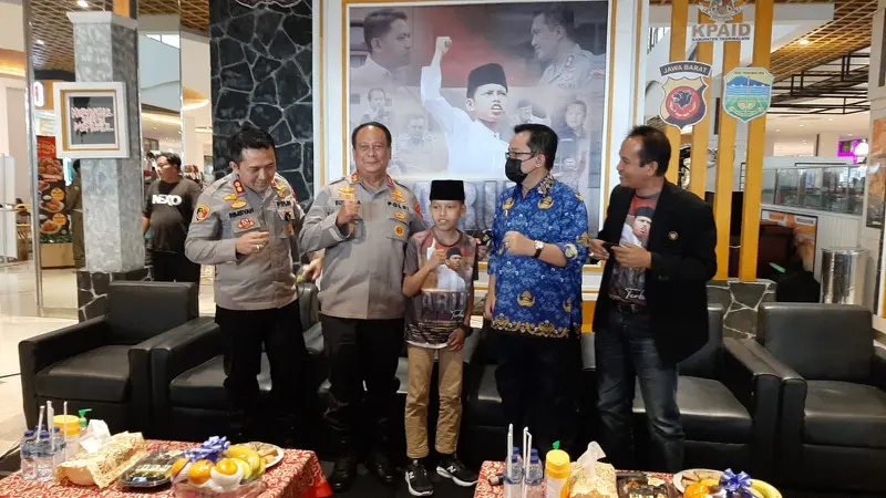 Kapolda Jabar Irjen Pol. Suntana bersama Arul Miftahul Huda, pemeran utama dalam pemutaran film 'Arul Hadiah Terbaik' di Cinema XXI Tasikmalaya, Jumat (20/5/2022). (Liputan6.com/Jayadi Supriadin)