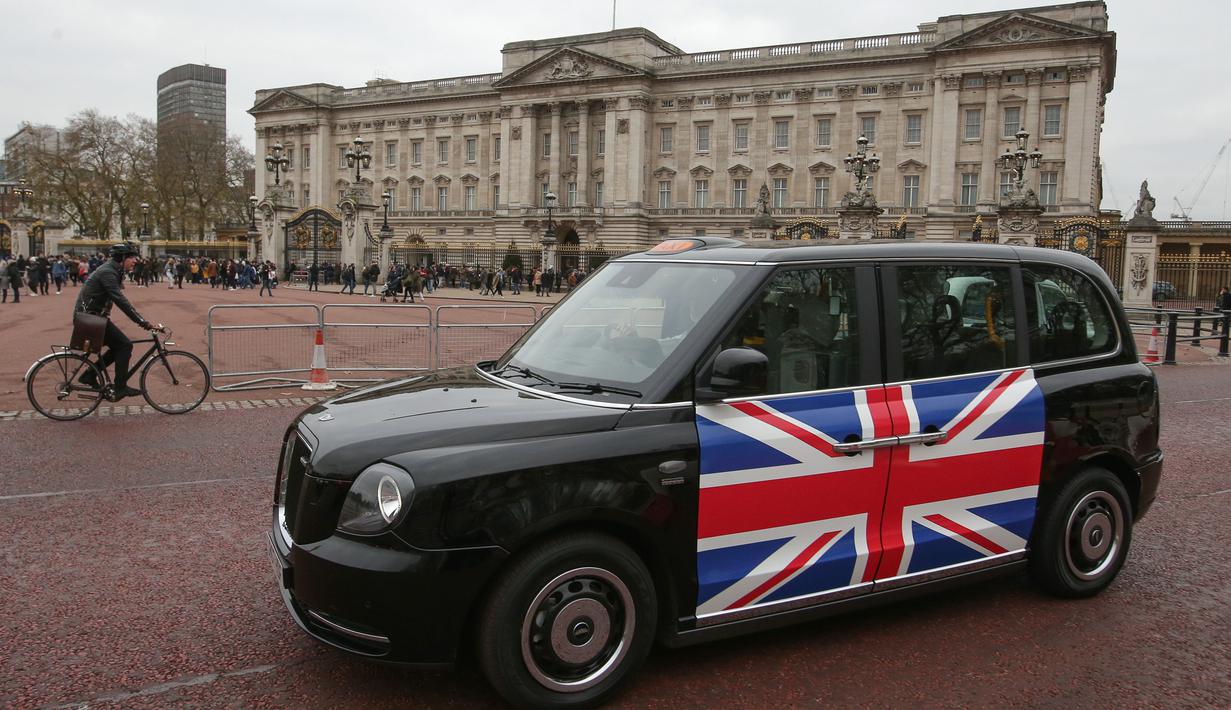 Taksi listrik, TX eCity diuji jalankan dekat Istana Buckingham di London, Inggris, Selasa (5/12). Taksi hitam bertenaga listrik tersebut disebut-sebut merupakan yang pertama di London. (AFP PHOTO / Daniel LEAL-OLIVAS)