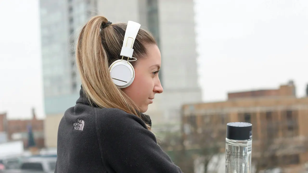 Perempuan mengenakan headphone