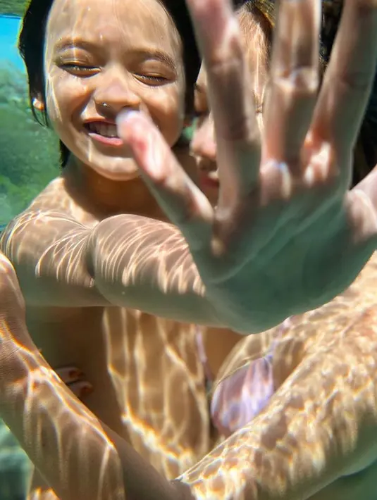 Penyanyi kelahiran 22 Maret 1983 selalu abadikan momen berharga bersama Noah. Seperti berenang bersama sang buah hati yang tampak senang ketika berada di bawah air. Momen BCL bersama Noah ini sukses tuai atensi netizen. (Liputan6.com/IG/bclsinclair)