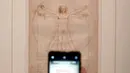 Awak media mengambil gambar "Vitruvian Man" karya Leonardo Da Vinci di museum Louvre, Paris, Selasa (22/10/2019). Louvre Paris, rumah Mona Lisa, menggelar pameran terbesar  Leonardo da Vinci memperingati 500 tahun wafatnya maestro Italia itu yang dibuka 24 Oktober mendatang (AP/Thibault Camus)