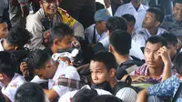 Polisi berhasil amankan sejumlah pelajar yang hendak berdemo di bawah jembatan flyover Makassar (Liputan6.com/ Eka Hakim)