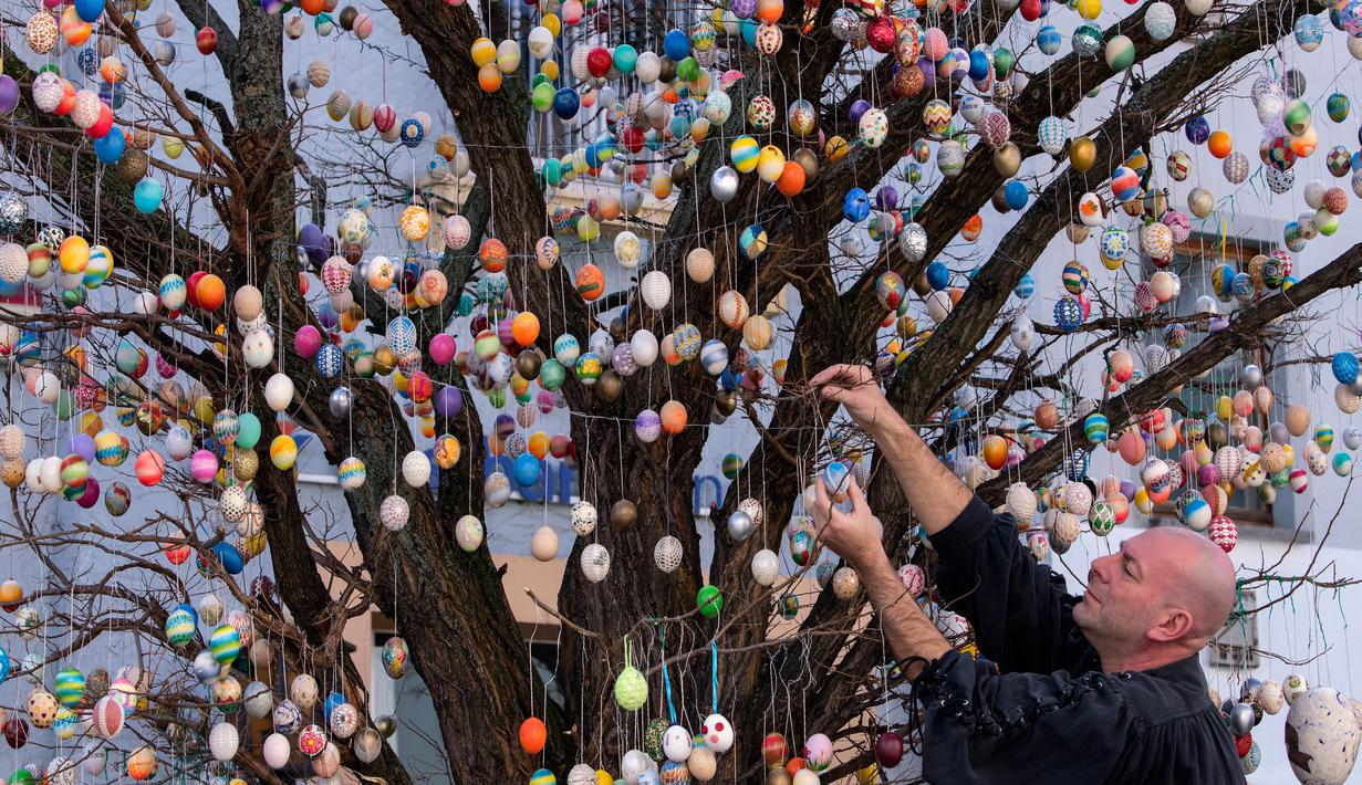 FOTO: Ada Pohon Paskah yang Dihiasi 10 Ribu Telur di ...
