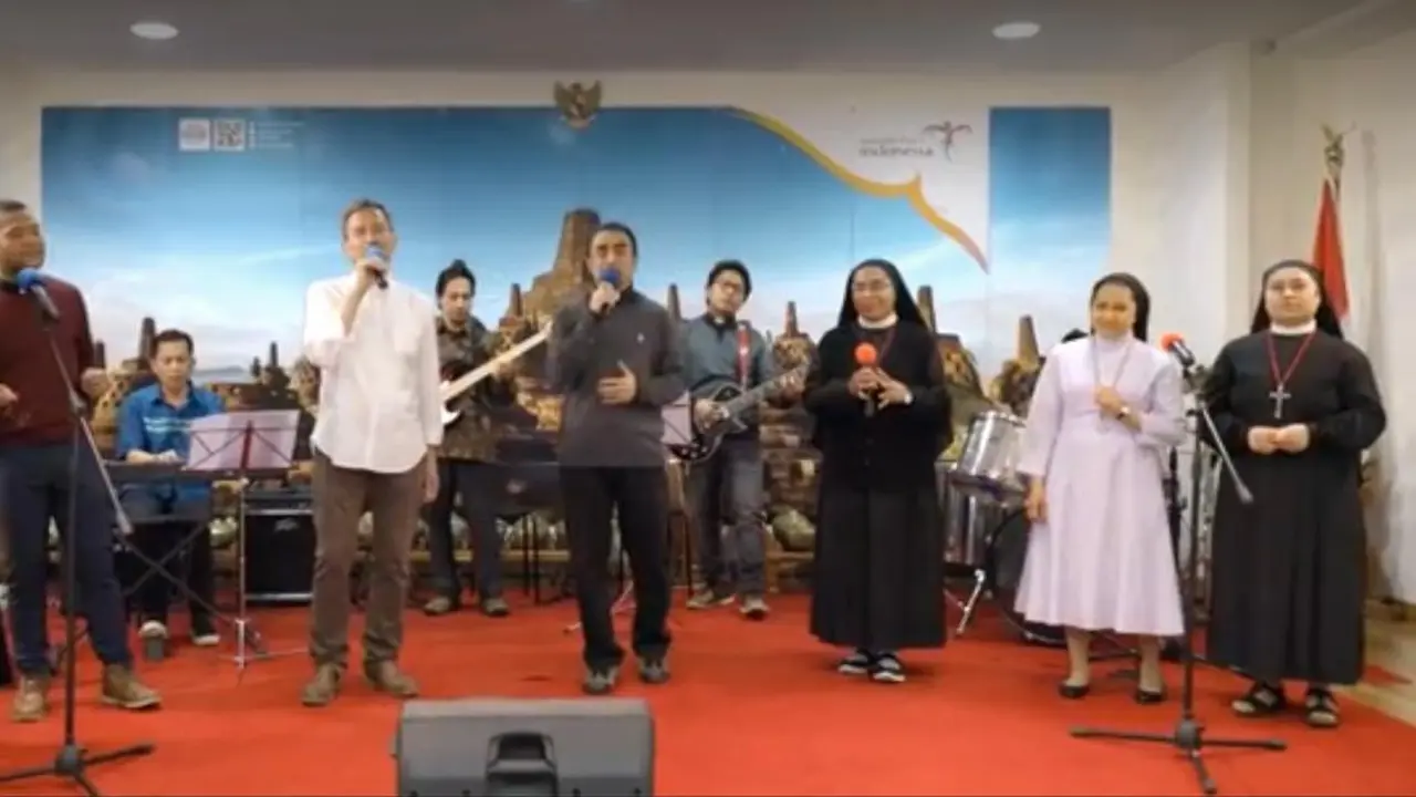 Dubes RI untuk Vatikan, Amrih Jinangkung mernyanyikan "Lebaran Sebentar Lagi" bersama rohaniwan dan rohaniwati Katolik Indonesia. (Photo credit: laman Youtube Indonesia in Vatican)