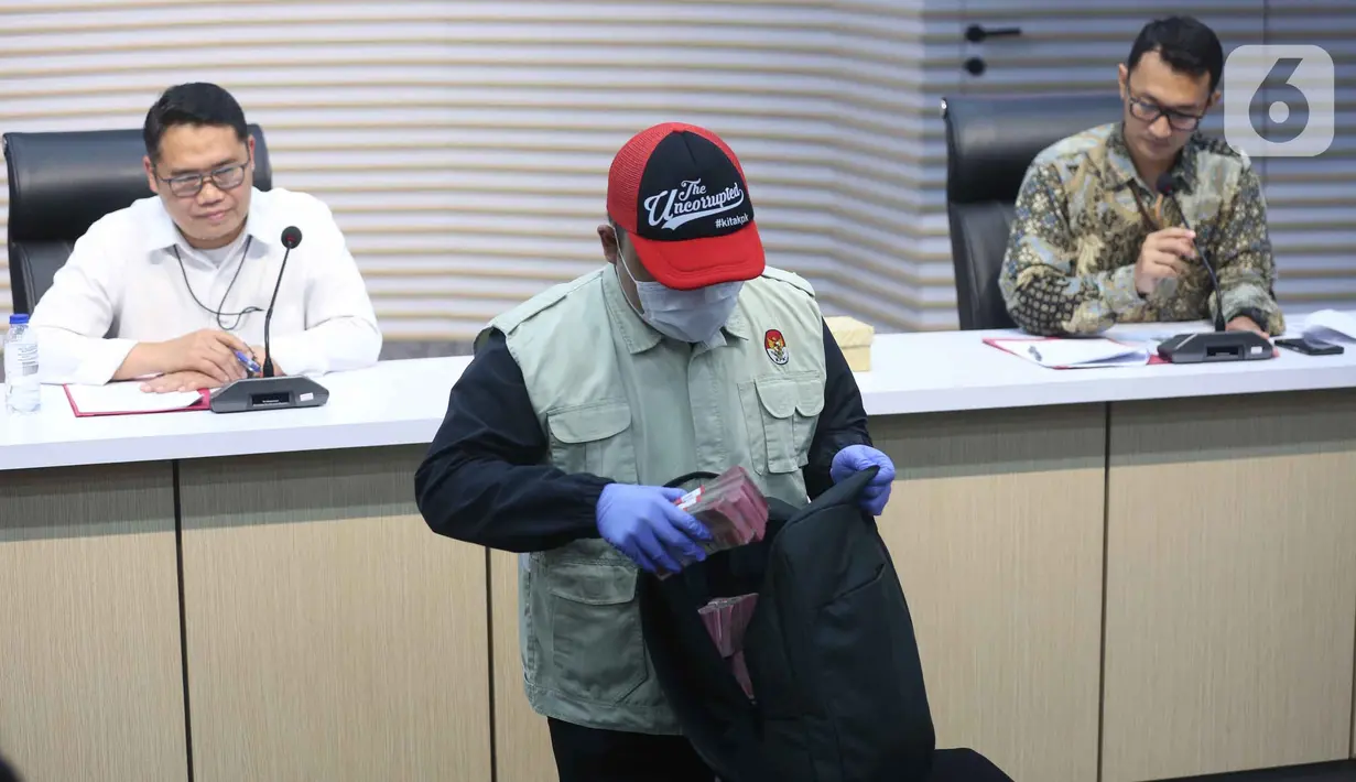 Selain menangkap para terduga, tim KPK juga menyita uang tunai senilai Rp 850 juta dalam sebuah tas atau ransel serta barang elektronik. Tampak dalam foto, petugas mengeluarkan uang barang bukti hasil Operasi Tangkap Tangan (OTT) terduga pelaku tindak pidana korupsi terkait penerimaan atau janji dalam pengurusan sengketa lahan di Pengadilan Negeri Depok di gedung Merah Putih Komisi Pemberantasan Korupsi (KPK), Jakarta, Jumat (6/2/2026). (Liputan6.com/Helmi Fithriansyah)