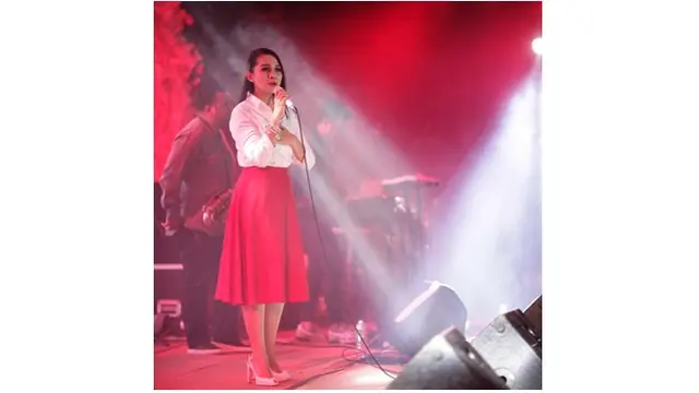 Meski jarang tampil di layar kaca, Cindy masih tampil di acara off air.