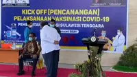 Vaksinasi Covid-19 menggunakan vaksin Sinovac di Kota Kendari, Kamis (14/1/2021).(Liputan6.com/Ahmad Akbar Fua)