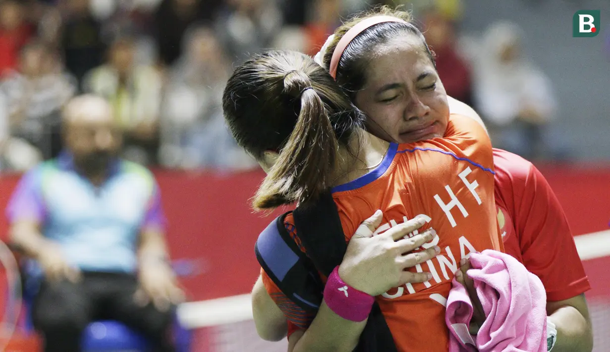 Pebulu tangkis Indonesia, Oktila Laeni Ratri, memeluk pebulu tangkis Cina, Cheng Hefang, usai laga final Asian Para Games di Istora, Jakarta, Jumat (12/10/2018). Oktila Laeni takluk 21-19, 18-21, dan 13-21. (Bola.com/M Iqbal Ichsan)