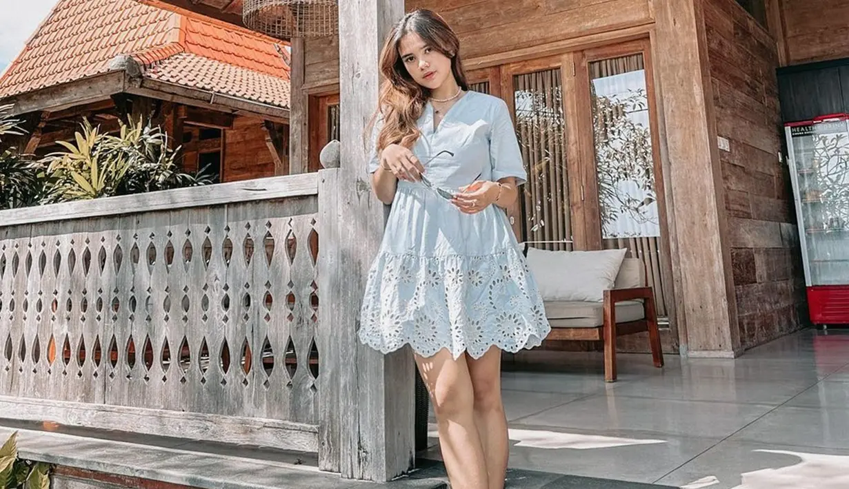 Penampilan Audi Marissa yang tengah berlibur di Bali curi perhatian netizen. Dirinya bahkan disebut terlihat kembali bak ABG dengan simpel dress putihnya. (Liputan6.com/IG/@audimarissa)