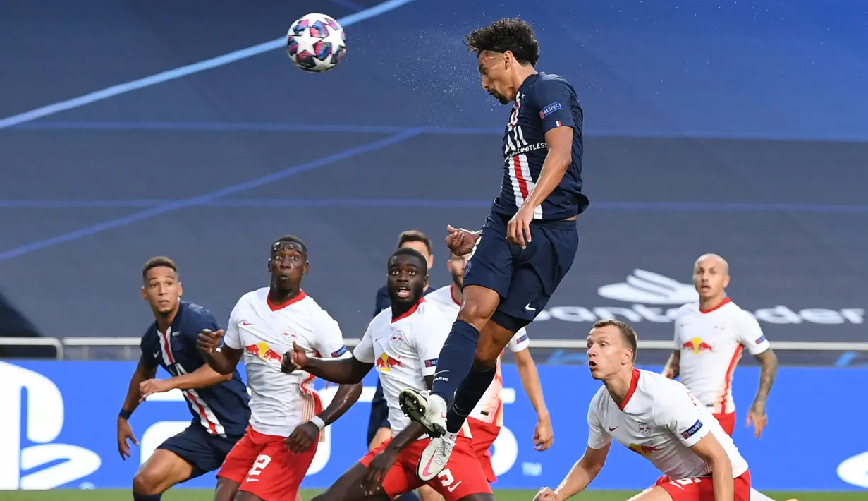 Bek Paris Saint-Germain (PSG), Marquinhos mencetak gol pertama untuk timnya  ke gawang RB Leipzig pada partai semifinal Liga Champions di Estadio da Luz, Lisbon, Selasa (18/8/2020). PSG melaju ke final Liga Champions setelah mengandaskan Leipzig  3-0.  (David Ramos/Pool Photo via AP)