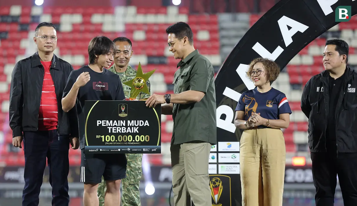 Pemain Persija Jakarta, Arlyansyah Abdulmanan, menerima penghargaan Pemain Muda Terbaik Piala Presiden 2026 pada seremoni penutupan di Stadion Kapten I Wayan Dipta, Gianyar, Bali, Kamis (6/8/2026). Arlyansyah dinobatkan sebagai Pemain Muda Terbaik berkat penampilan impresif dan konsisten sepanjang turnamen pramusim bergengsi tersebut. Penghargaan ini menjadi bukti perkembangan talenta muda Indonesia yang mampu bersaing di level tertinggi. (KapanLagi.com/Budy Santoso)