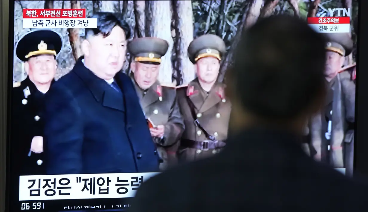 Sebuah layar TV menampilkan gambar pemimpin Korea Utara Kim Jong Un selama program berita di Stasiun Kereta Api Seoul di Seoul, Korea Selatan, Jumat (10/3/2023). Pemimpin Korea Utara Kim Jong Un mengawasi latihan artileri garis depan yang mensimulasikan serangan terhadap lapangan udara Korea Selatan yang tidak disebutkan namanya. (AP Photo/Ahn Young-joon)