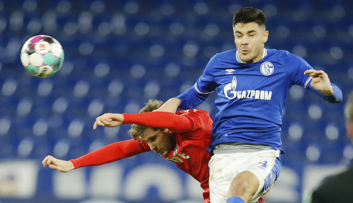 Bek tengah muda potensial yang terkenal dengan kecepatan dan jago duel udara itu akan mengenakan kostum Liverpool bernomor punggung 19. (AFP/Leon Kuegeler)
