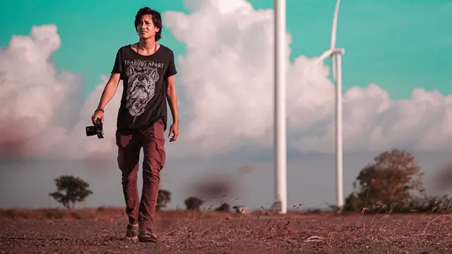 FOTO: Gaya Santai Adipati Dolken Saat Asik Berlibur