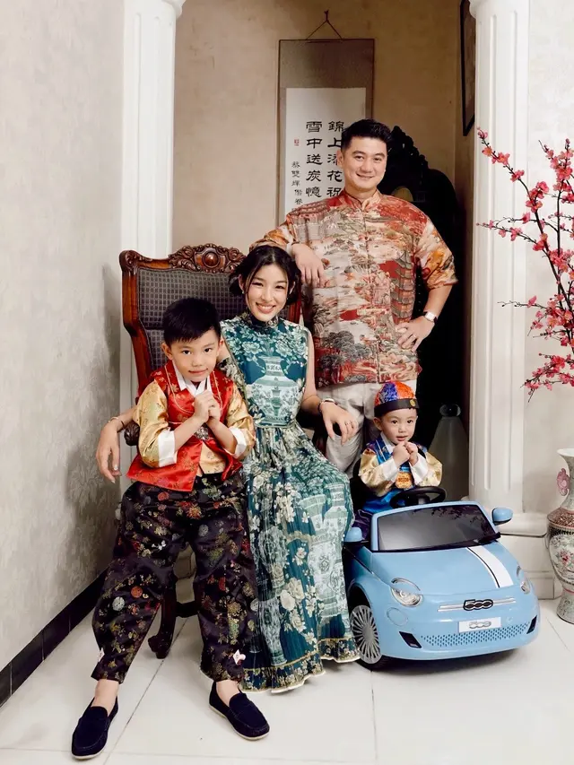 7 Gaya  Kompak dan Penuh Warna Keluarga Seleb Rayakan Imlek 2025, dari Gritte Agatha, Sarwendah, hingga Jennifer Bachdim