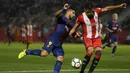Striker Barcelona, Luis Suarez, berusaha melewati bek Girona, Bernardo Espinosa, pada laga La Liga Spanyol di Stadion Montilivi, Girona, Sabtu (23/9/2017). Girona kalah 0-3 dari Barcelona. (AFP/Josep Lago)