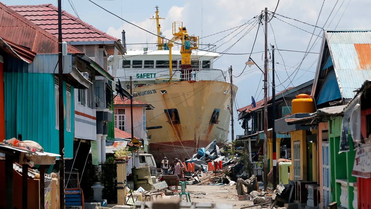 Terseret Tsunami Palu, Kapal Seberat 500 Ton Ini Terdampar di Daratan
