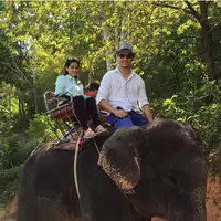 Titi Kamal mengaku deg-degan saat naik gajah. Sedangkan Juna terlihat senang. Inti keterangan fotonya. (Foto: Instagram/@titi_kamall)