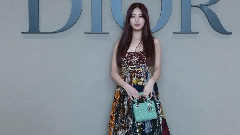 FOTO: Penampilan Menawan Suzy Saat Gunakan Batik di Paris Fashion Week