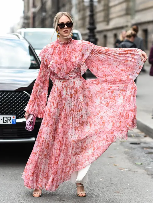 Jangan khawatir untuk mengenakan gaun atau busana lengan panjang, walaupun tema yang kamu hadirkan adalah penampilan summer. Foto: Instyle.
