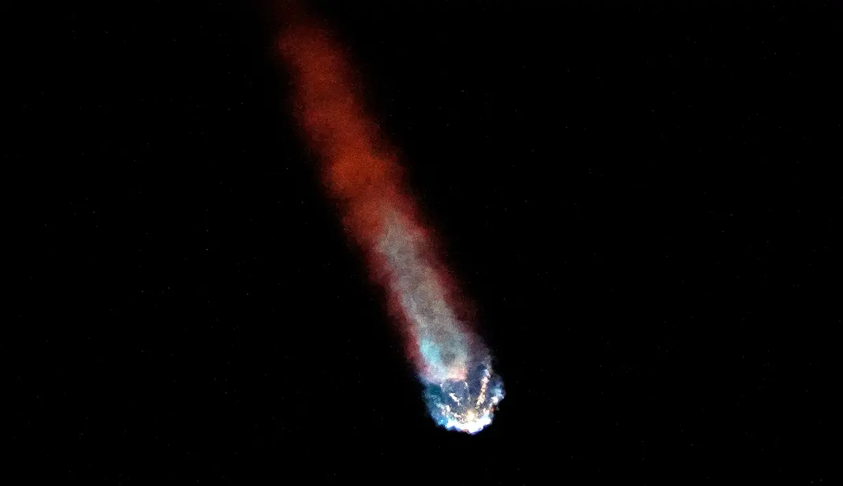 Roket SpaceX Falcon 9 yang membawa muatan dua penjelajah bulan dari Jepang dan Uni Emirat Arab diluncurkan dari Launch Complex 40 di Stasiun Angkatan Luar Angkasa Cape Canaveral, Cape Canaveral, Florida, Amerika Serikat, 11 Desember 2022. Situs pendaratan yang dituju adalah Kawah Atlas, berada di kuadran timur laut Bulan dan dekat Mare Frigoris (Sea of Cold). (AP Photo/John Raoux)