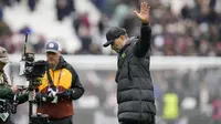 Di pekan-pekan akhir yang menentukan, Liverpool mulai tak masuk hitungan dalam persaingan merebut gelar juara Liga Inggris 2023/2024. Hasil imbang 2-2 di markas West Ham United, Sabtu (27/4/2024) menjadikan Liverpool tak beranjak dari posisi ketiga klasemen sementara dengan jumlah pertandingan sisa yang paling sedikit dibanding dua pesaingnya, Arsenal dan Manchester City. Pasukan Jurgen Klopp yang mengoleksi 75 poin dari 35 laga, tertinggal dua poin dari Arsenal sebagai pemuncak klasemen yang baru memainkan 34 laga dan tertinggal satu poin dari Mancester City di posisi kedua yang baru memainkan 33 laga. (AP Photo/Kin Cheung)