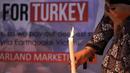 Seorang perempuan memegang lilin saat menyalakan lilin untuk para korban gempa bumi di Suriah dan Turki, di Islamabad, Pakistan, Senin, 6 Februari 2023. Gempa berkekuatan M7,8 telah mengguncang sebagian besar wilayah Turki dan Suriah. (AP Photo/Anjum Naveed)