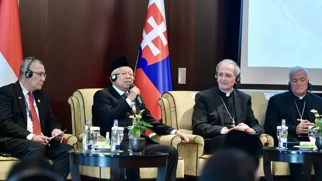 Wakil Presiden Ma’ruf Amin menyampaikan langkah Indonesia dalam menjaga kerukunan dan moderasi agama pada acara Dialog Lintas Agama di Grand Hotel River Park, Bratislava-Slovakia, Senin (27/11/2023) (Istimewa)