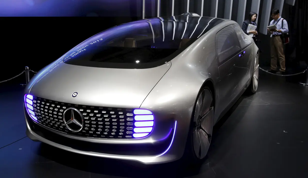 Mobil konsep bernama Mercedes-Benz F 015 saat dipamerkan pada Tokyo Motor Show ke 44 di Jepang, Rabu (28/10/2015). Lebih dari 76 merk mobil ternama akan hadir di pagelaran ini. (REUTERS/Toru Hanai)