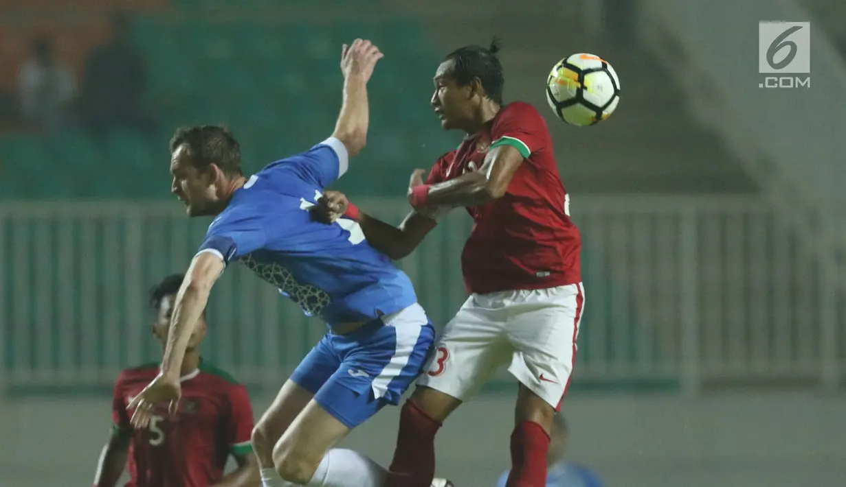 Bek Indonesia U-23, Hansamu Yama Pranata (kanan) berebut bola atas dengan pemain Uzbekistan pada laga PSSI Anniversary 2018 di Stadion Pakansari, Kab Bogor, Kamis (3/5). Babak pertama berakhir imbang 0-0. (Liputan6.com/Helmi Fithriansyah)