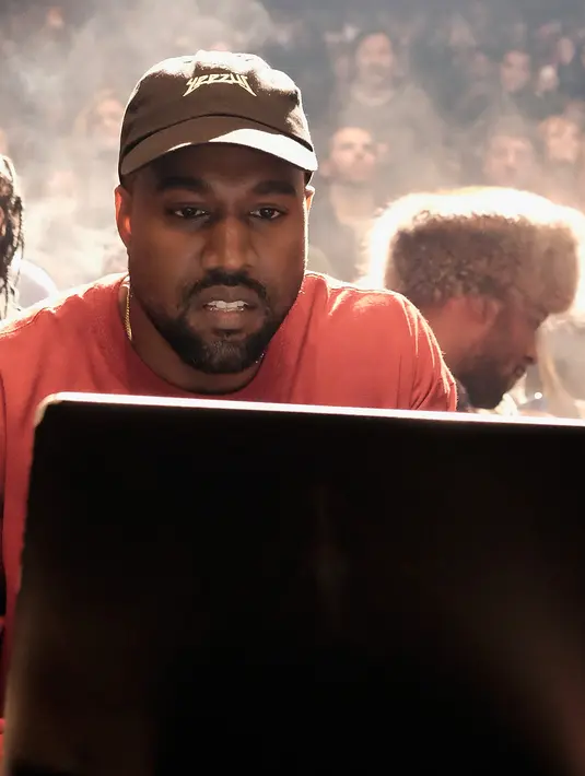Sosok Kanye West memang terkenal dengan sifat arogannya didepan awak media. Dirinya memang tak suka mengumbar senyum ke hadapan kamera paparazi. (AFP/Bintang.com)