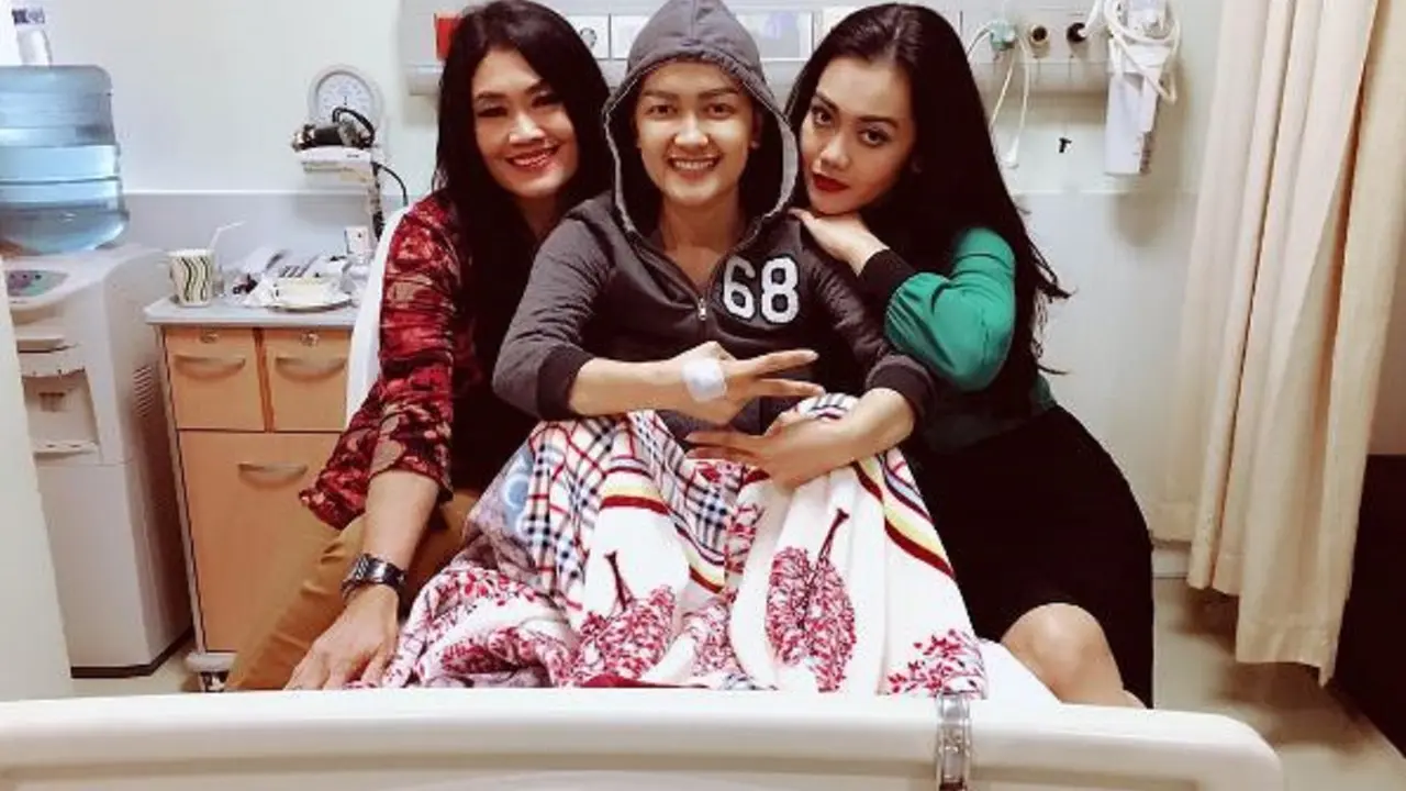 [Bintang] Julia Perez dan keluarga