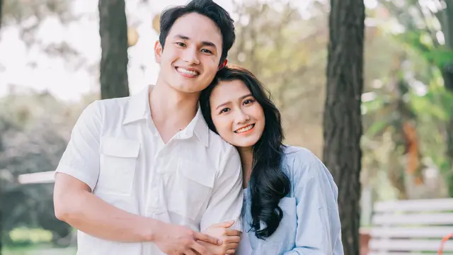 perempuan dan pasangan sedang di sofa