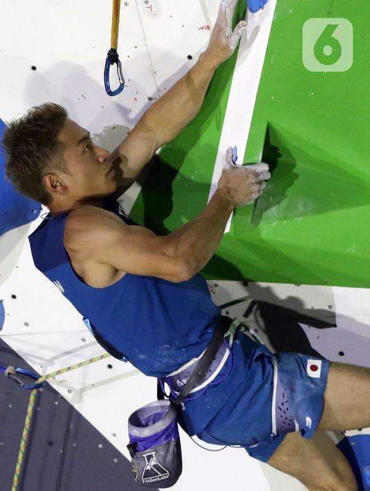 Atlet panjat tebing putra Jepang, Masahiro Higuchi saat berlaga di babak final kategori lead Kejuaraan Dunia Panjat Tebing 2022 seri Jakarta, Senin (26/9/2022). Masahiro Higuchi menempati posisi kedua dengan poin 28 di final lead putra Kejuaraan Dunia Panjat Tebing 2022 seri Jakarta. (Liputan6.com/Helmi Fithriansyah)