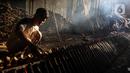 Pekerja melakukan pembakaran lemang bambu di Jalan Kramat Raya, Senen, Jakarta Pusat, Rabu (6/4/2022). Selama Ramadhan, pembuat lemang mampu memproduksi hingga 300 buah dalam sehari, meningkat hingga tiga kali lipat dari hari biasa. (Liputan6.com/Herman Zakharia)
