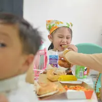 Jangan langsung menyajikan porsi besar. Mulailah dengan porsi kecil agar anak tidak merasa terbebani, lalu secara bertahap tingkatkan jumlahnya. (Foto: freetime Jam/Unsplash)